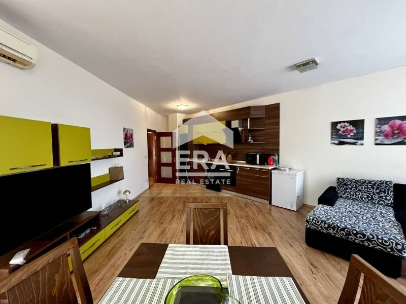 Двустаен, обзаведен, югоизточен апартамент за продажба, с морска панор