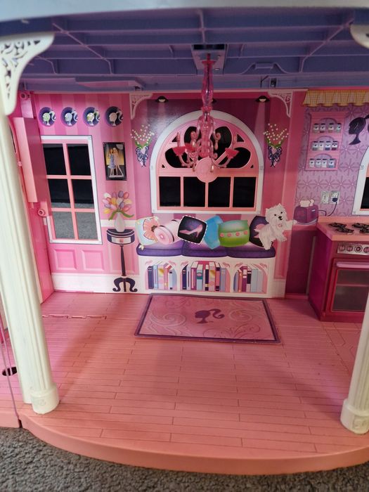 Casa Barbie mare cu 11 papusi si accesorii