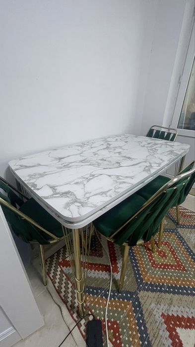 Стол со стульями
