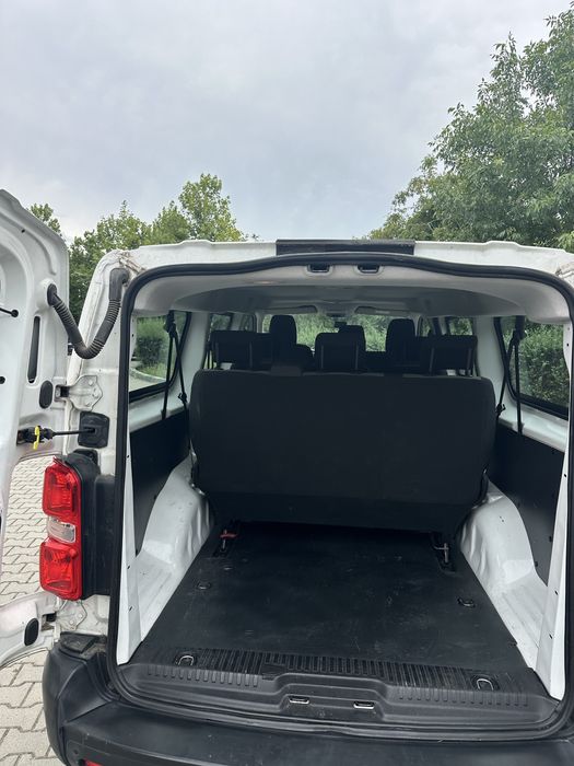 Inchiriere auto microbuz 8+1 locuri Inchirieri 8+1 9 locuri Rent