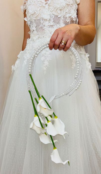 Buchet mireasa din flori calla si perle alb