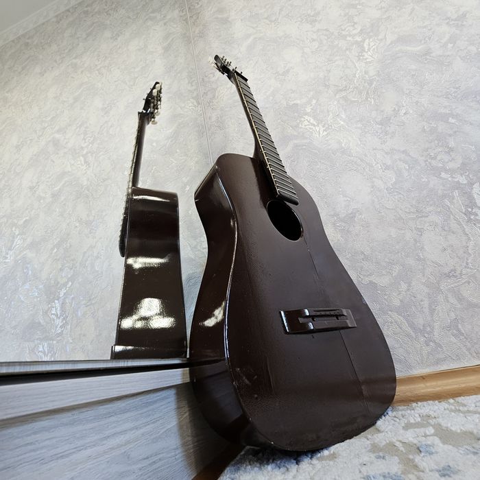 Винтажная акустическая гитара СССР как декор на стену