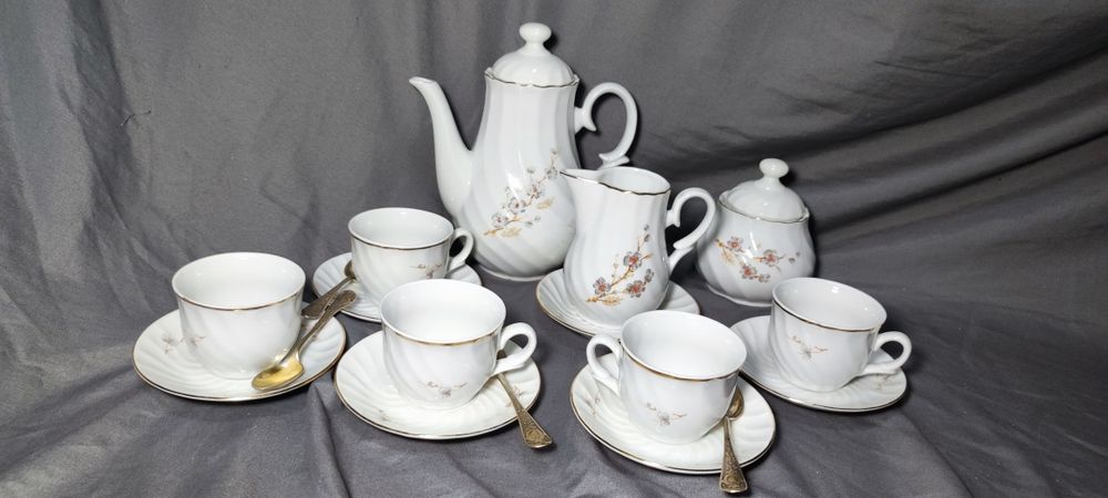 Неизползван сервиз за късо кафе със златен кант на "Китка" Нови пазар