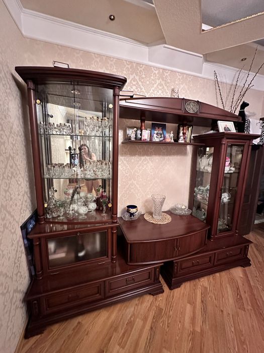 Продается сервант-горка