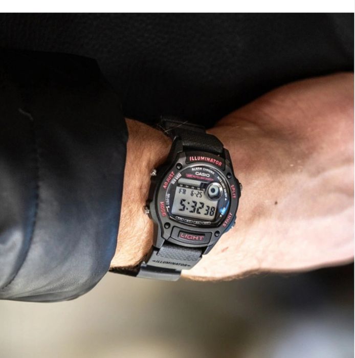 Оригинален часовник на Casio!W-220H-1A2VEF

Модел: W-220H-1A2VEF