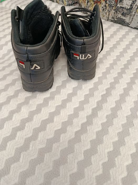 Продам женские кроссовки