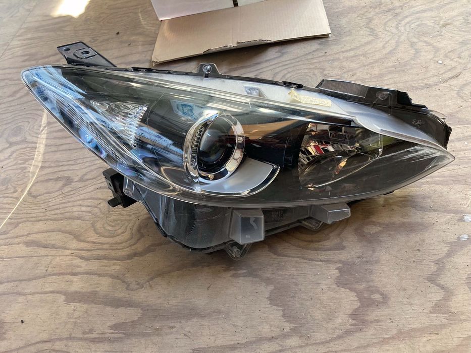 Десен фар за Mazda 3. 13-17. С забележки.