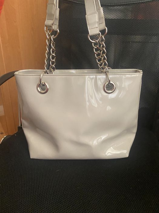 Сива лачена чанта Harrods закупена от Лондон