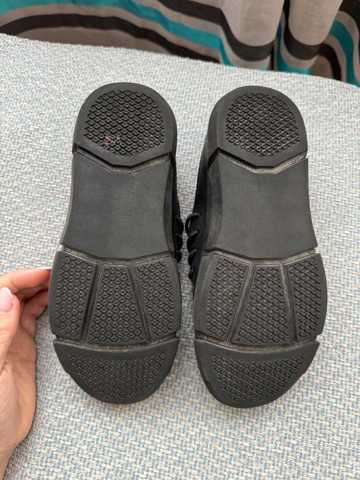 Детская обувь 34 размера, длина подошвы 23,5 см.