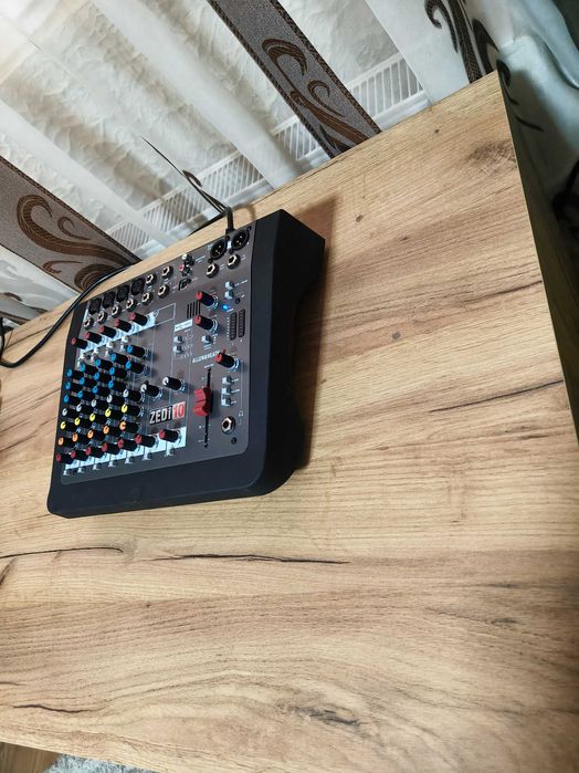 Mixer analogic Allen & Heath ZEDi-10 aproape nou