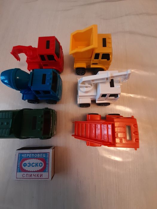 Продаю маленькие машинки.