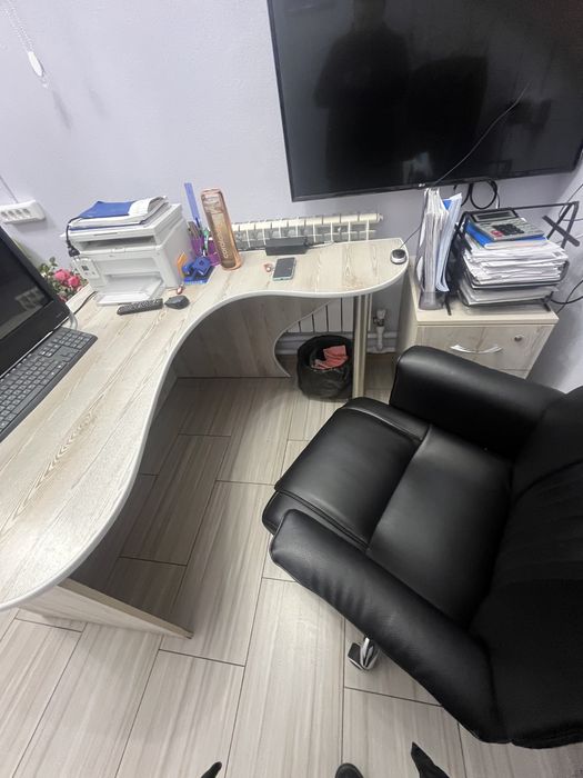 Мебель для офиса, телевизор, кресло