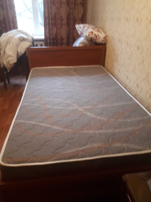 кровать с матрасом