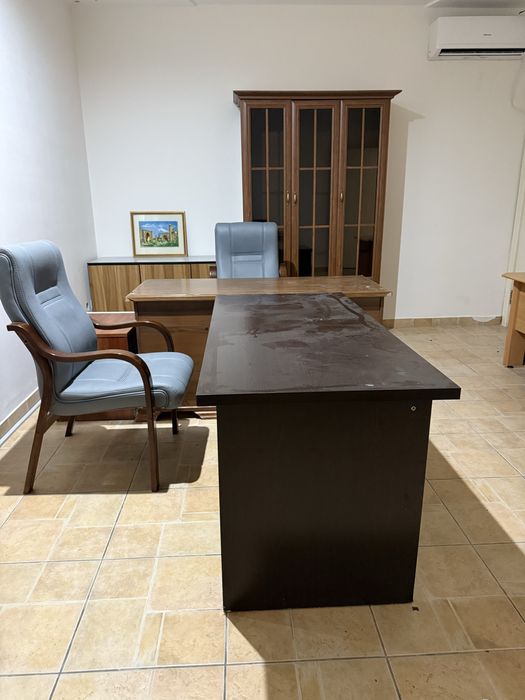 Продам офисни мебил и кресло с шкафим