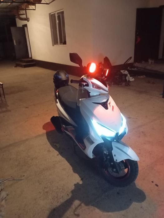 Продаётся скутер м8 прошу 250000