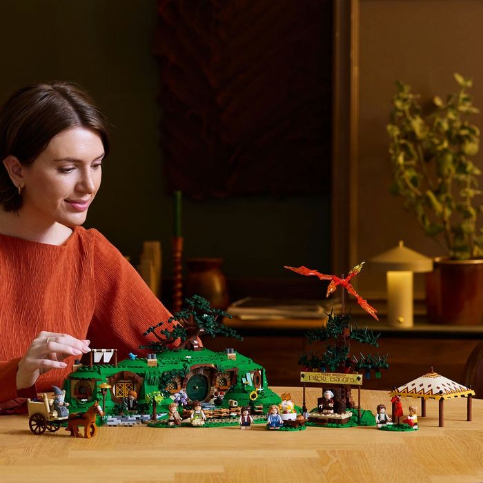 Lego 10354 Властелинът на пръстените Графството + подарък Poster