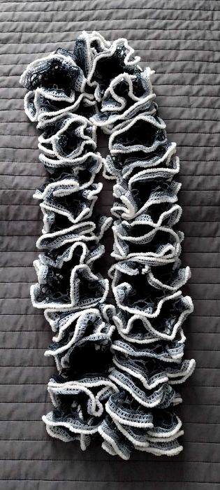 Fular alb și fular alb cu negru croșetate