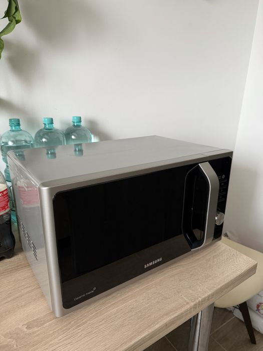 Samsung MS23F301TAS cuptor cu microunde argintiu in stare foarte buna