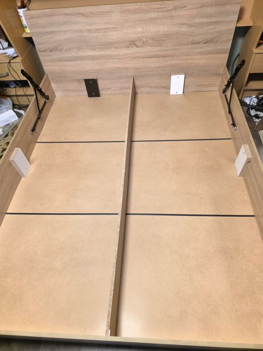 Легло с еднолицев матрак и повдигащ механизъм