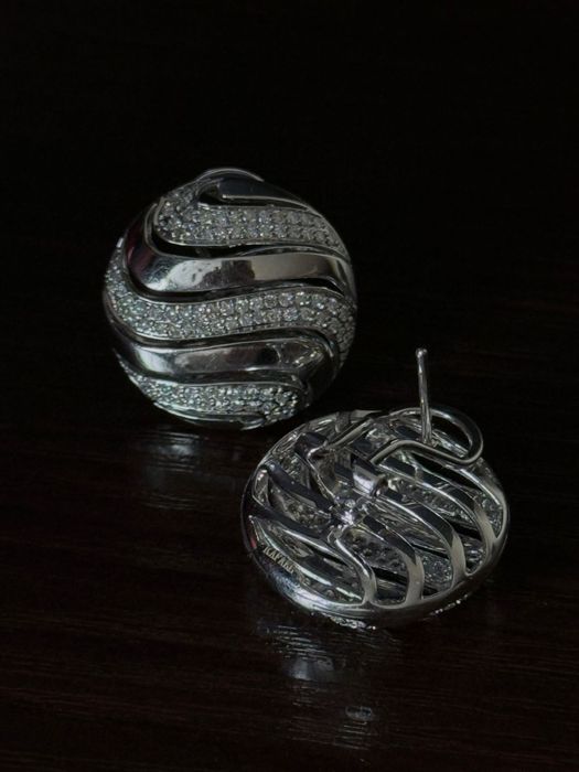 Продам золотые серьги с бриллиантами.