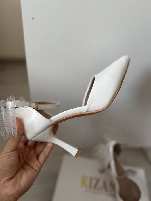 Продам туфли белые