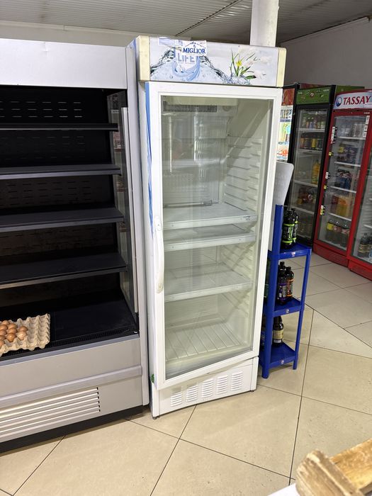 Продам витринный холодилник для напитков очень болшой вместительный