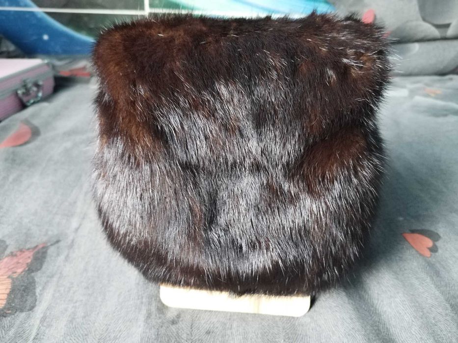 Норковая шапка, две штуки