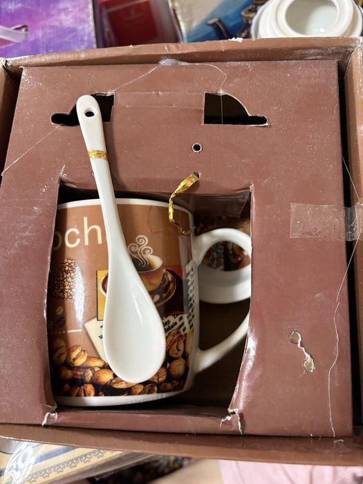 Комплект из двух чашек, тарелочек и ложек