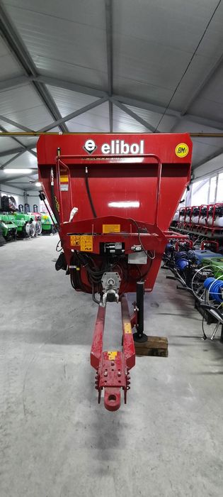 Кормораздатчик (кормосмеситель)