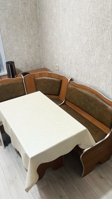 Куханный уголок  (стол и угловой стул )