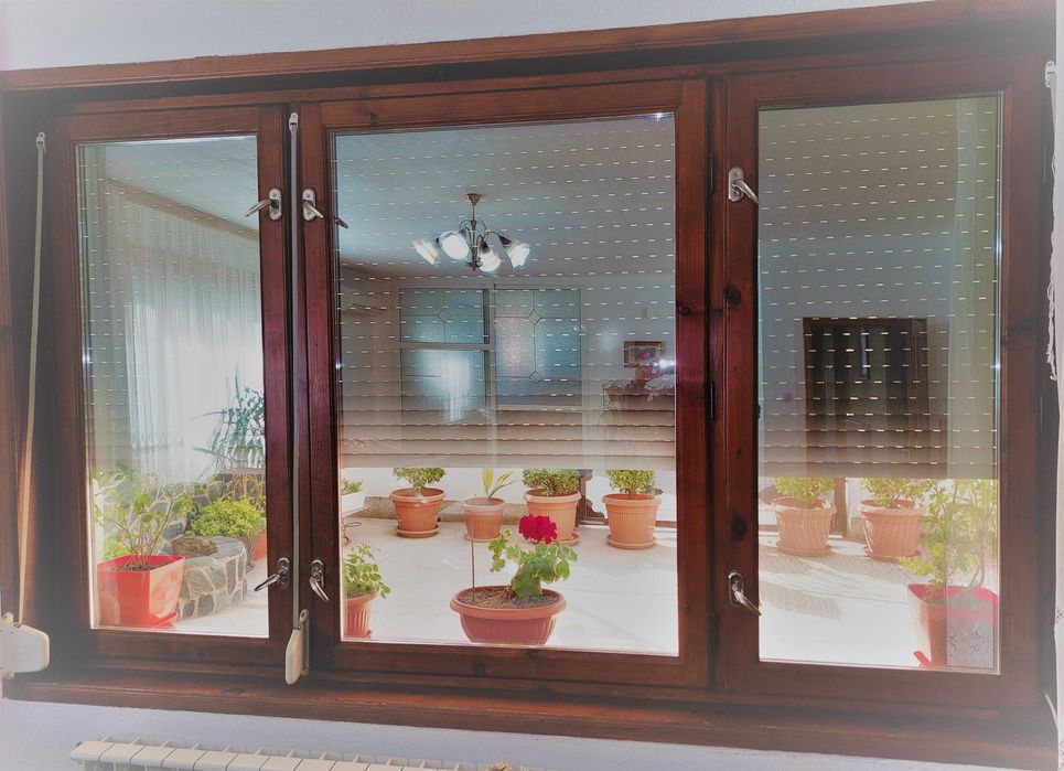 Продавам / 11 бр. / употребявана дървена дограма.