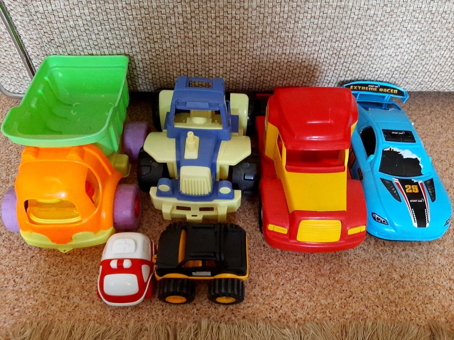 Машинки трактор, камазик, легкавой, грузовик.