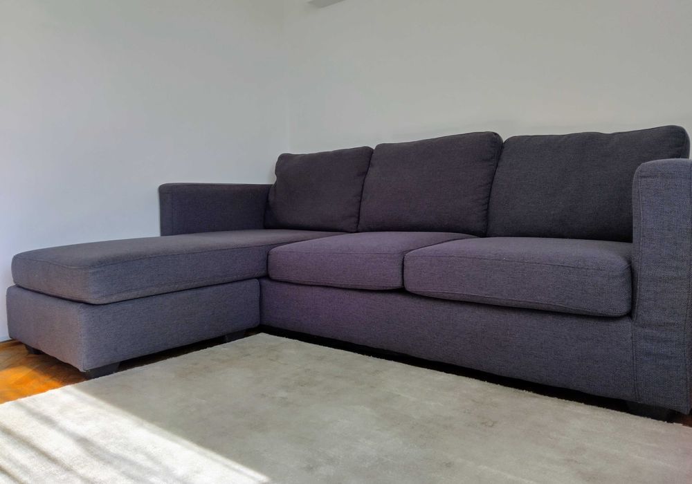 Coltar gri și măsuță din lemn