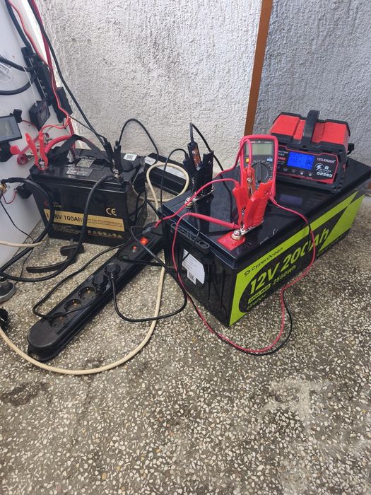 Lifepo4 12v 100ah батерия с блутут и една голяма