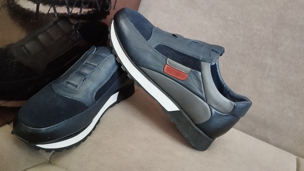 Продам кроссовки новые 38р