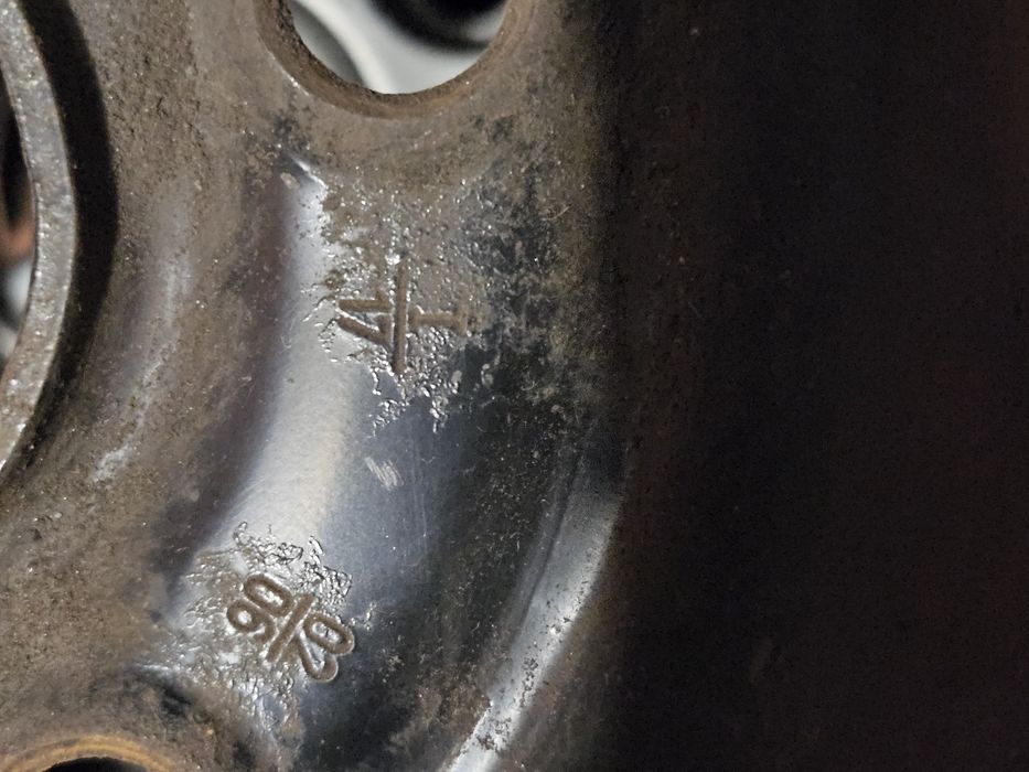 Метални оригинални джанти със зимни гуми на тях