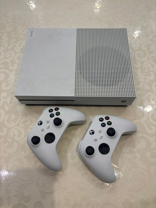 Xbox One S с двумя геймпадами