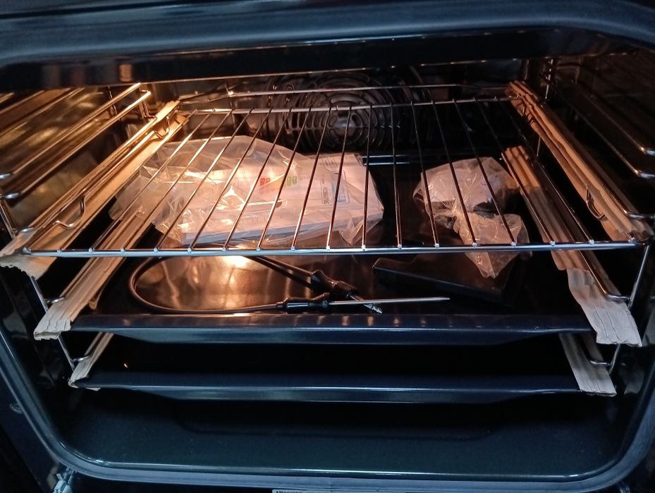 Чисто нова черна печка  с индукционни котлони  с две години Гаранция!