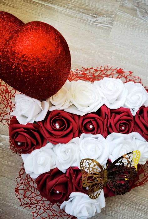 Подаръчна кутия с вечни рози 20 броя и сърце