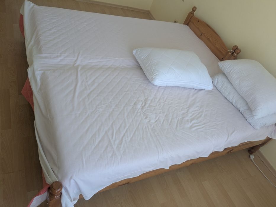 Единични легла, дървена рамка и матрак