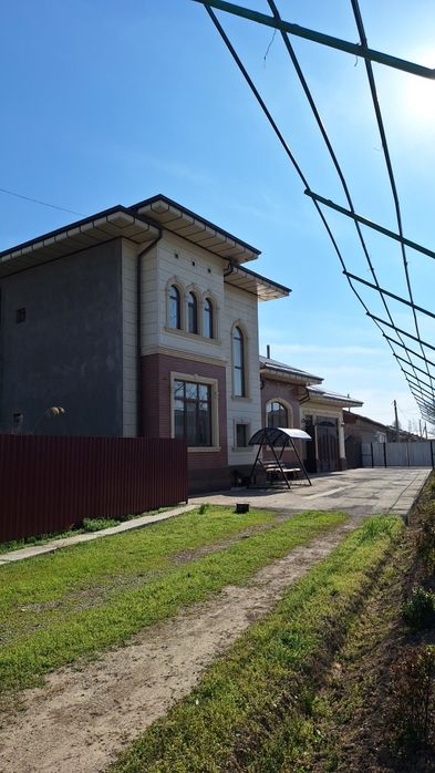 Uy hovli uchastka Qibray