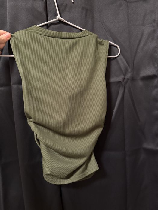 Зелен потник с вградени подплънки