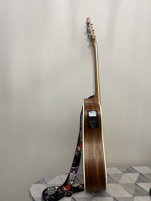 Гитара в хорошем состояние