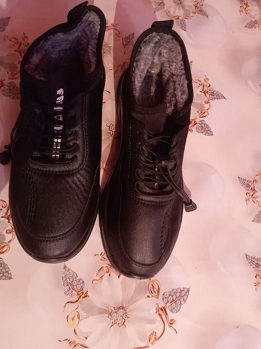 Продам новые кроссовки размер 40 39