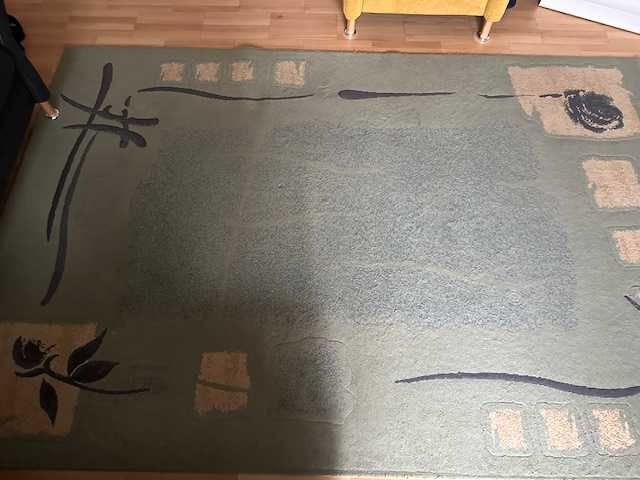 Продавам добре запазен килим