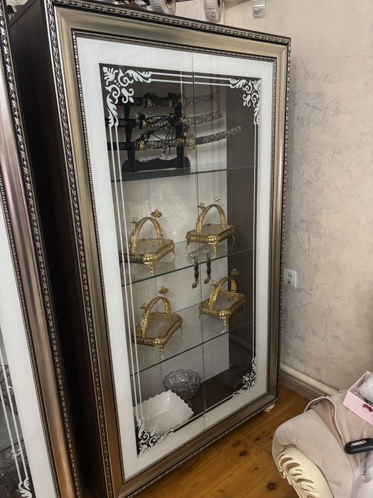Продается гостиная стенка + сервант