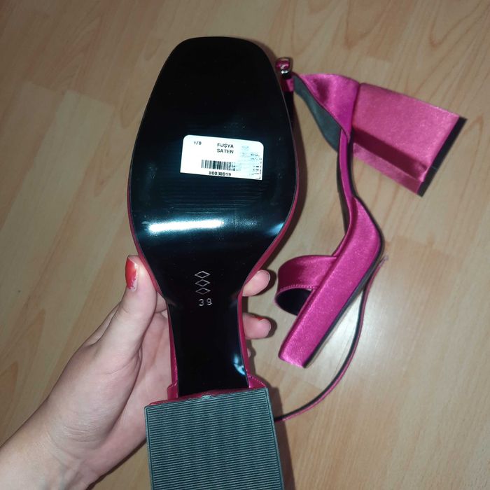 Sandale cu toc pătrat