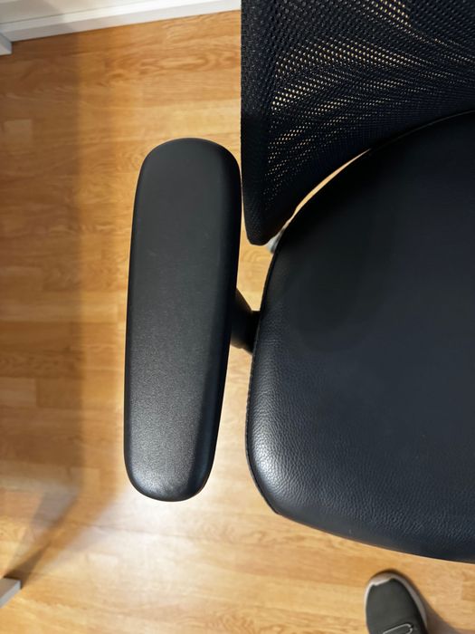 Scaun birou ergonomic IKEA JÄRVFJÄLLET (Piele naturală Glose Alb/Negru) cu brațe reglabile