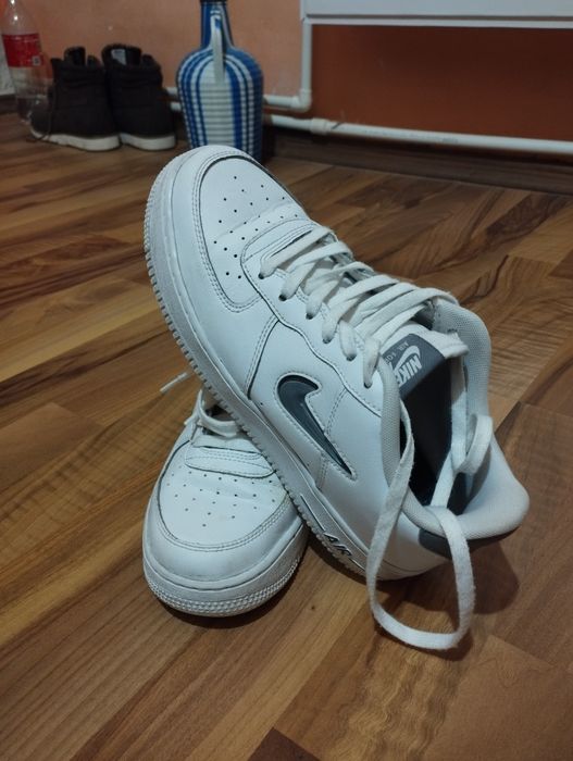 Vând adidasi piele.