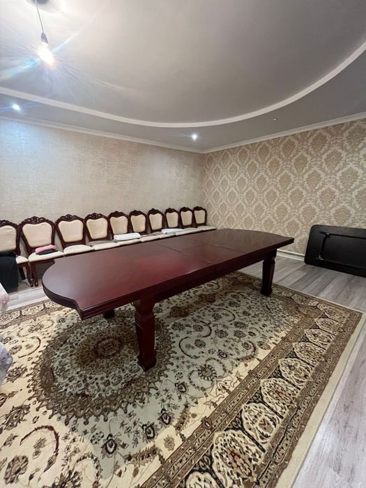 Продам Большой стол со стульями